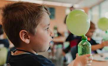 Young boy with ballon experiment