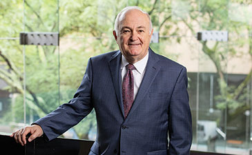 A portrait of Steven Knapp